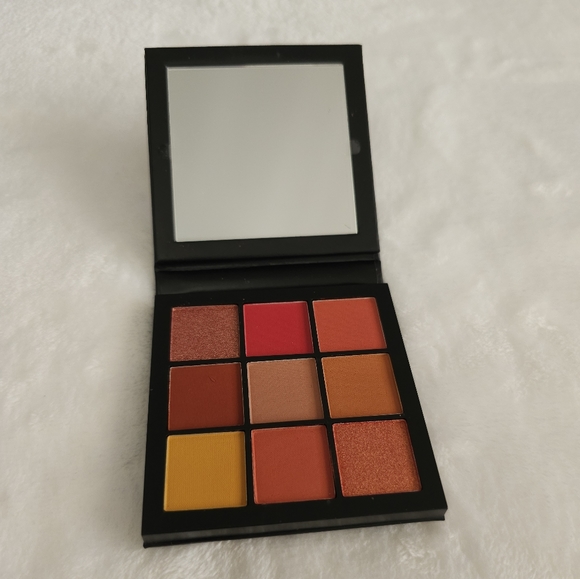 HUDA BEAUTY Other - Huda Beauty Coral Obsessions Palette